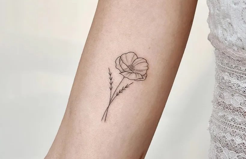 의 작은 선, 여성 팔 문신에 있는 양귀비꽃 타투
