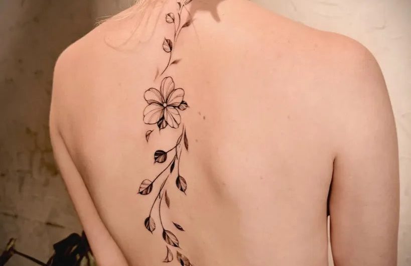 작성, 여성 등 타투에 있는 빅 블랙워크 바인 꽃