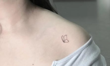 의 여성 어깨에 작은 미니멀리스트 나비 타투