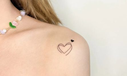의 여성 어깨 문신에 작은 미니멀리스트 하트 라인