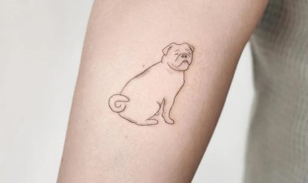 의 여성 팔 타투에 작은 선으로 그린 퍼그