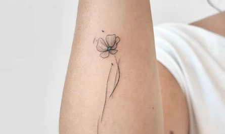 님의 여성 팔뚝에 새겨진 섬세한 라인워크 양귀비 문신