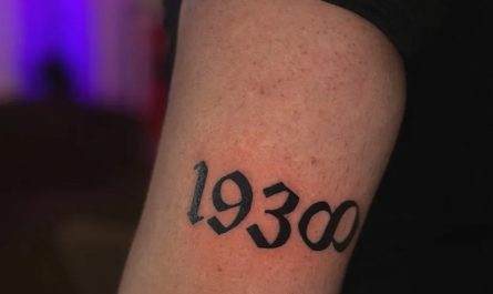 님의 남성 팔뚝 문신에 새겨진 작은 블랙레터 1930