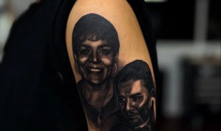 작가의 남성 팔뚝 문신 중 마이클 잭슨과 여성의 초상 그림