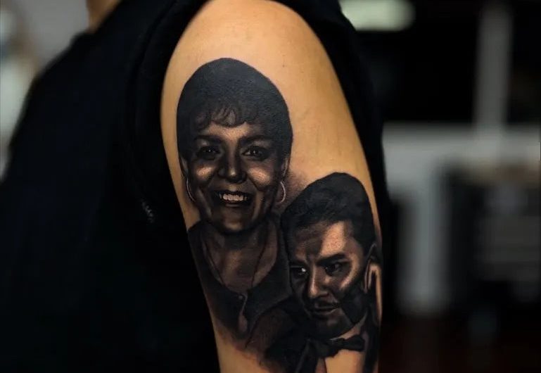 작가의 남성 팔뚝 문신 중 마이클 잭슨과 여성의 초상 그림
