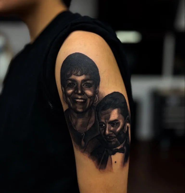 작가의 남성 팔뚝 문신 중 마이클 잭슨과 여성의 초상 그림