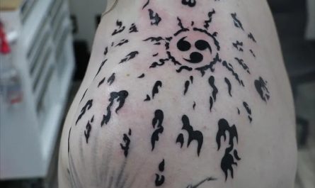 남성 어깨 문신에 토모에와 천사가 있는 커다란 블랙워크 햇살 무늬