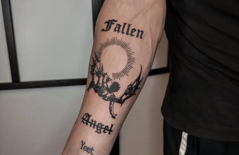 남성 팔에 새긴 중간 크기 블랙워크 타락천사 태양 날개 문신
