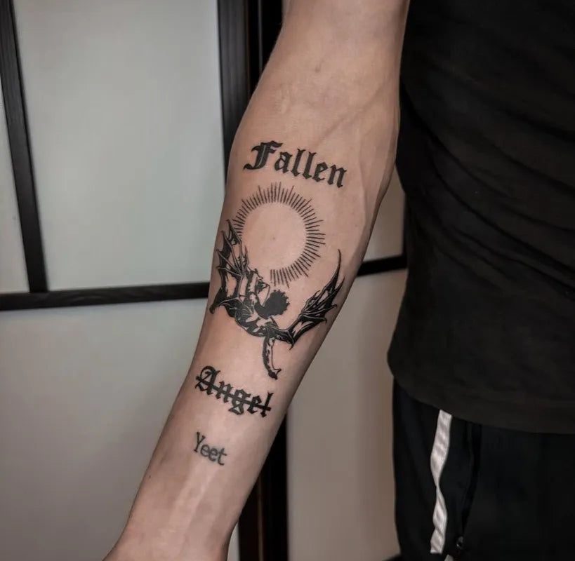 남성 팔에 새긴 중간 크기 블랙워크 타락천사 태양 날개 문신
