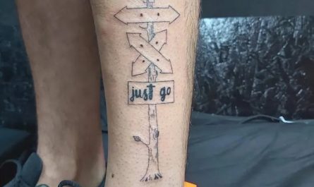 남성 다리에 "Just Go" 문구가 새겨진 미니멀한 표지판 문신