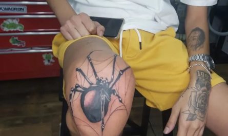 남성 무릎에 그린 중간 크기 블랙워크 거미줄 문신