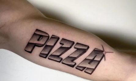 남성 팔뚝에 새겨진 중간 굵기의 피자(Pizza) 단어 문신
