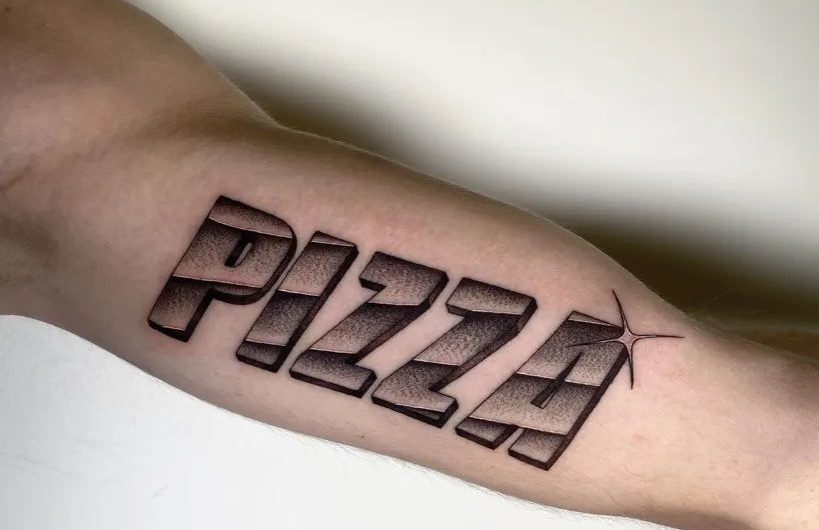 남성 팔뚝에 새겨진 중간 굵기의 피자(Pizza) 단어 문신