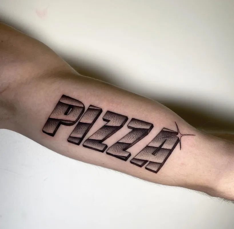 남성 팔뚝에 새겨진 중간 굵기의 피자(Pizza) 단어 문신