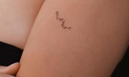 여성 팔에 새겨진 작은 글씨체 단어 문신