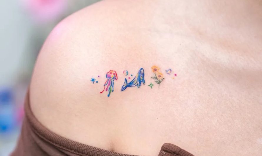 여성 어깨에 그려진 작은 수채화 해파리 고래 꽃 문신