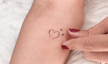 여성 팔에 작고 미니멀한 하트 모양 도트 타투