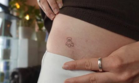 여성 엉덩이에 작고 미니멀한 테디베어 문신