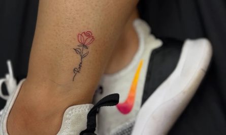 여성 발목에 새겨진 작은 장미 라인워크 타투