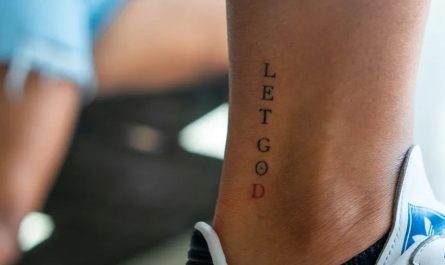 여성 발목에 새겨진 작고 미니멀한 "Let Go" 문구 타투