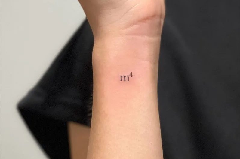 여성 손목에 새겨진 작고 미니멀한 m4 타투