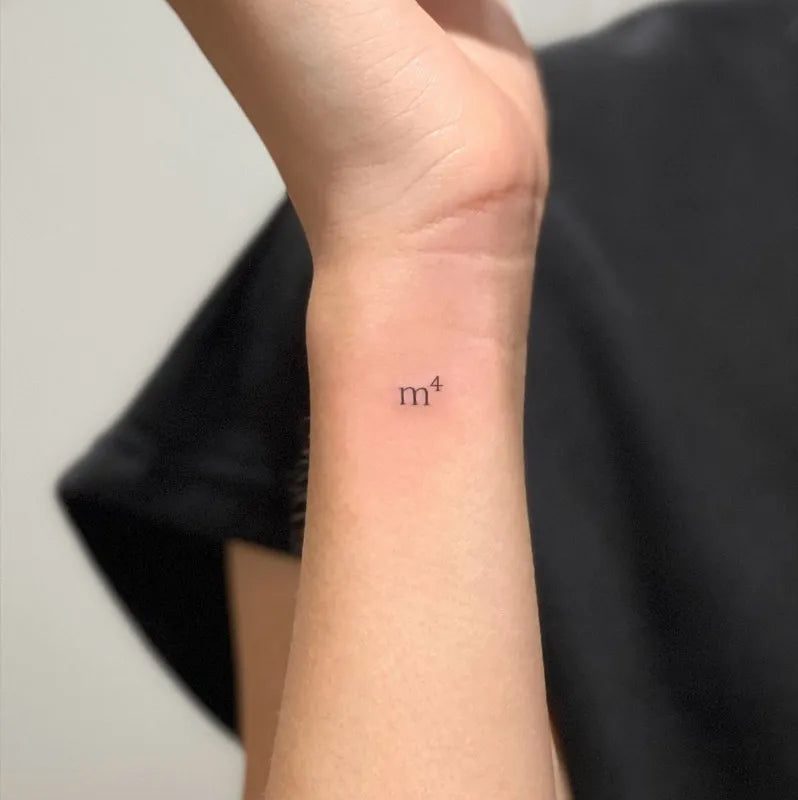 여성 손목에 새겨진 작고 미니멀한 m4 타투