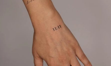 여성 손목에 새겨진 작고 미니멀한 사랑 1111 타투