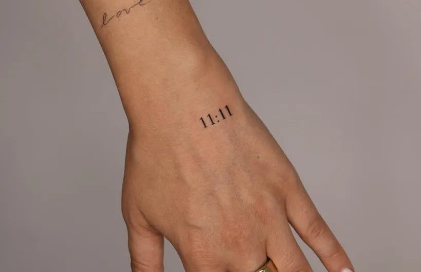 여성 손목에 새겨진 작고 미니멀한 사랑 1111 타투