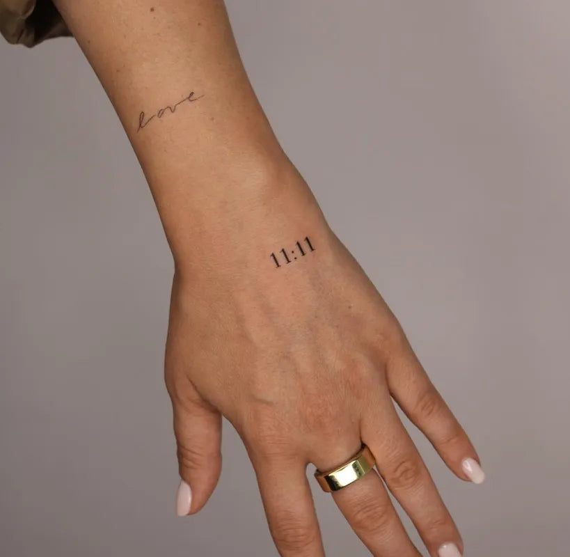 여성 손목에 새겨진 작고 미니멀한 사랑 1111 타투