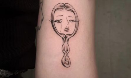 여성 팔뚝 문신에 작고 미니멀한 거울 디자인