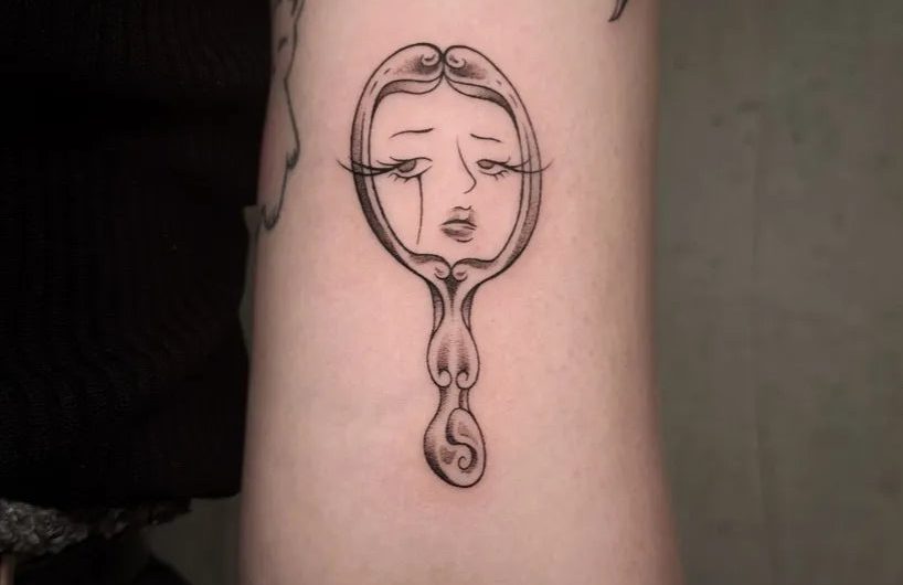 여성 팔뚝 문신에 작고 미니멀한 거울 디자인