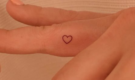 여성 손가락에 작고 미니멀한 하트 윤곽선 타투