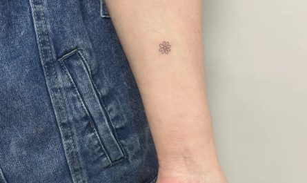 여성 팔에 있는 작고 미니멀한 점 문신
