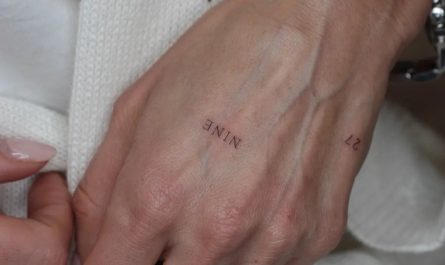 여성 손등에 새겨진 작고 미니멀한 숫자 문신