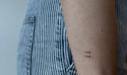 여성 손목에 새겨진 작고 미니멀한 두 개의 평행선 문신