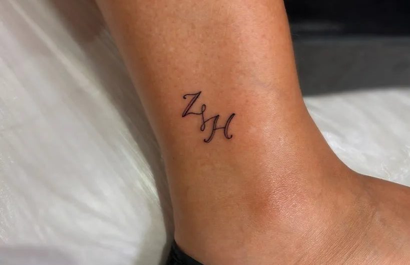 여성 발목 문신에 새겨진 작은 글씨 ZJH