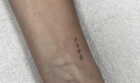 여성 손목에 새겨진 작고 미니멀한 숫자 문신