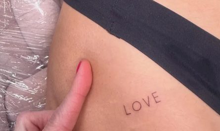 여성 엉덩이에 새겨진 작고 미니멀한 LOVE 단어 타투