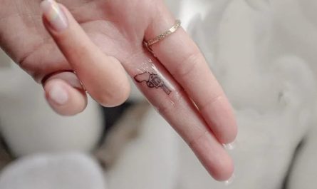 여성 손가락에 새겨진 작고 미니멀한 꽃무늬 타투