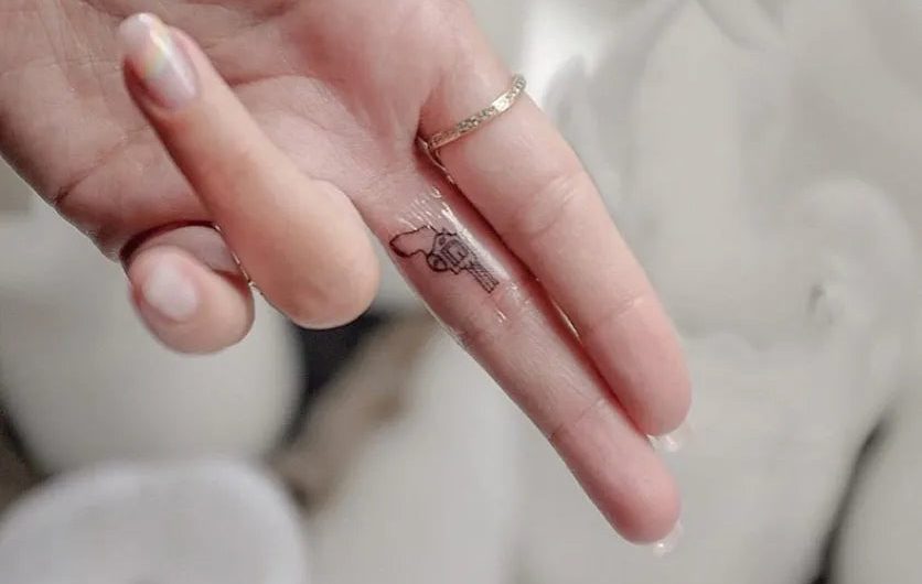 여성 손가락에 새겨진 작고 미니멀한 꽃무늬 타투