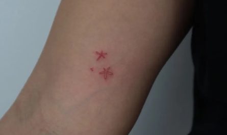 여성 팔에 있는 작고 미니멀한 별 두 개 문신
