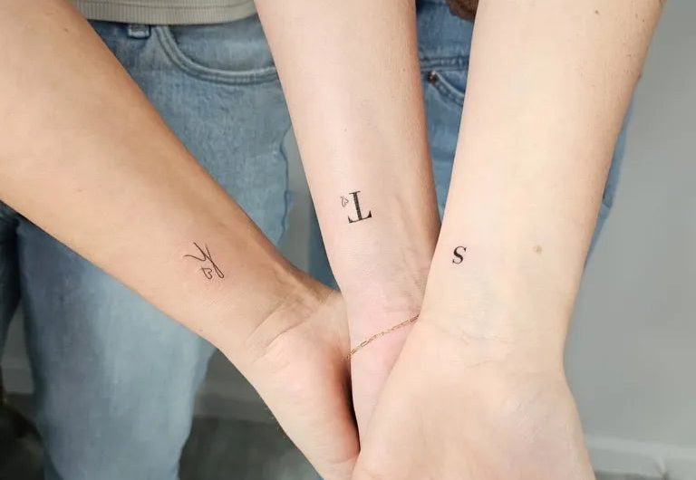 여성 손목에 새겨진 작고 미니멀한 글자 타투