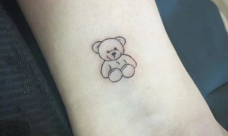 여성 손목에 새겨진 섬세한 라인워크 테디베어 타투
