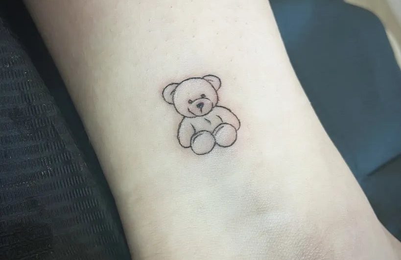 여성 손목에 새겨진 섬세한 라인워크 테디베어 타투