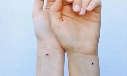 여성 손목에 새겨진 작고 미니멀한 하트 문신