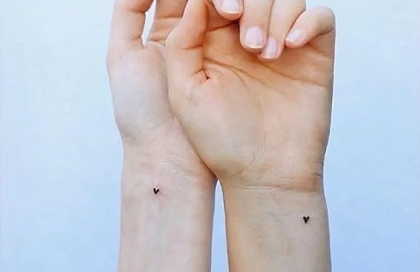여성 손목에 새겨진 작고 미니멀한 하트 문신
