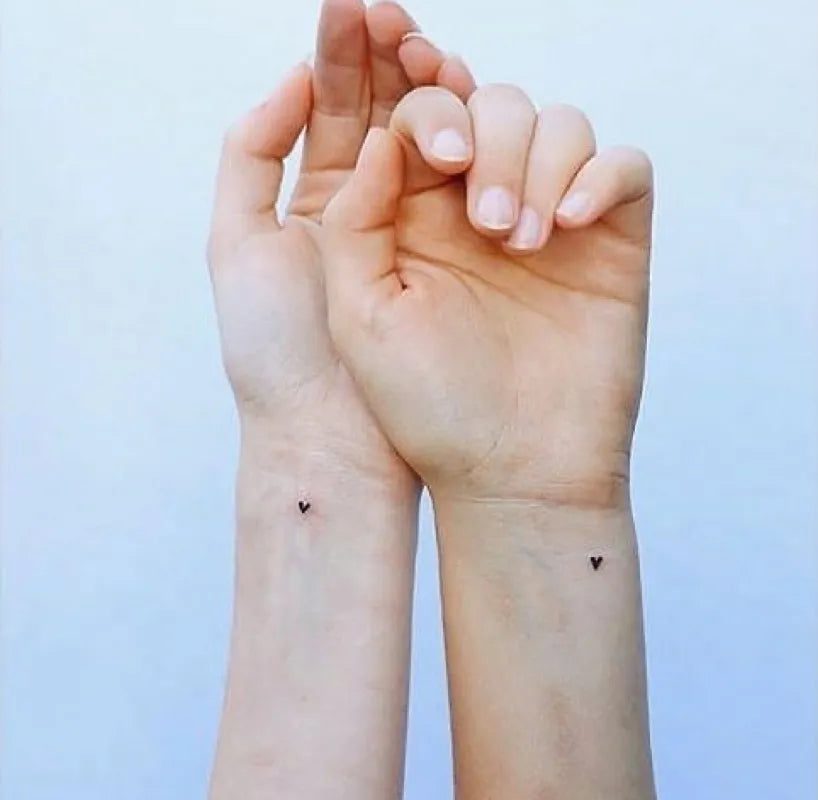 여성 손목에 새겨진 작고 미니멀한 하트 문신