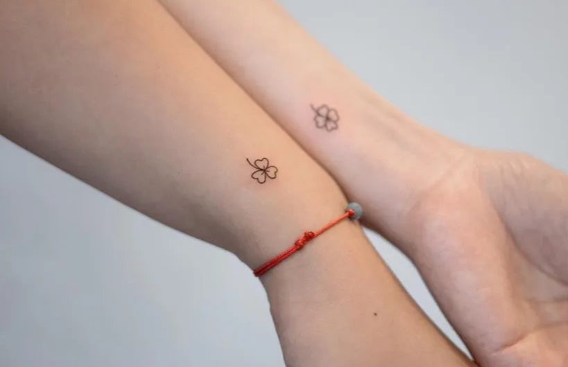 여성 손목에 새겨진 작고 미니멀한 나뭇잎 문신