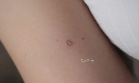 여성 팔에 있는 작고 미니멀한 점 문신