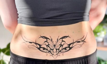 여성 허리 아랫부분에 새겨진 나비와 가시를 묘사한 중간 크기 일러스트 타투